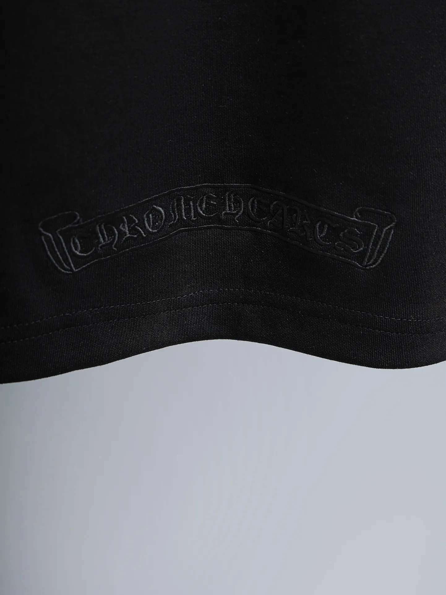 P190 Chrome Hearts* 2꯭0꯭2꯭5 new autumn and winter style ❤️ Original ⌚️ high version Chrome Hearts The fabric is made of 320g high-density modal long-staple cotton. It does not deform or shrink. Process introduction: double thread movement. Chest. The back panel uses overlapping embroidery🪡 process➕the back panel towel rope embroidery process. Color: black SIZE: M-3XL